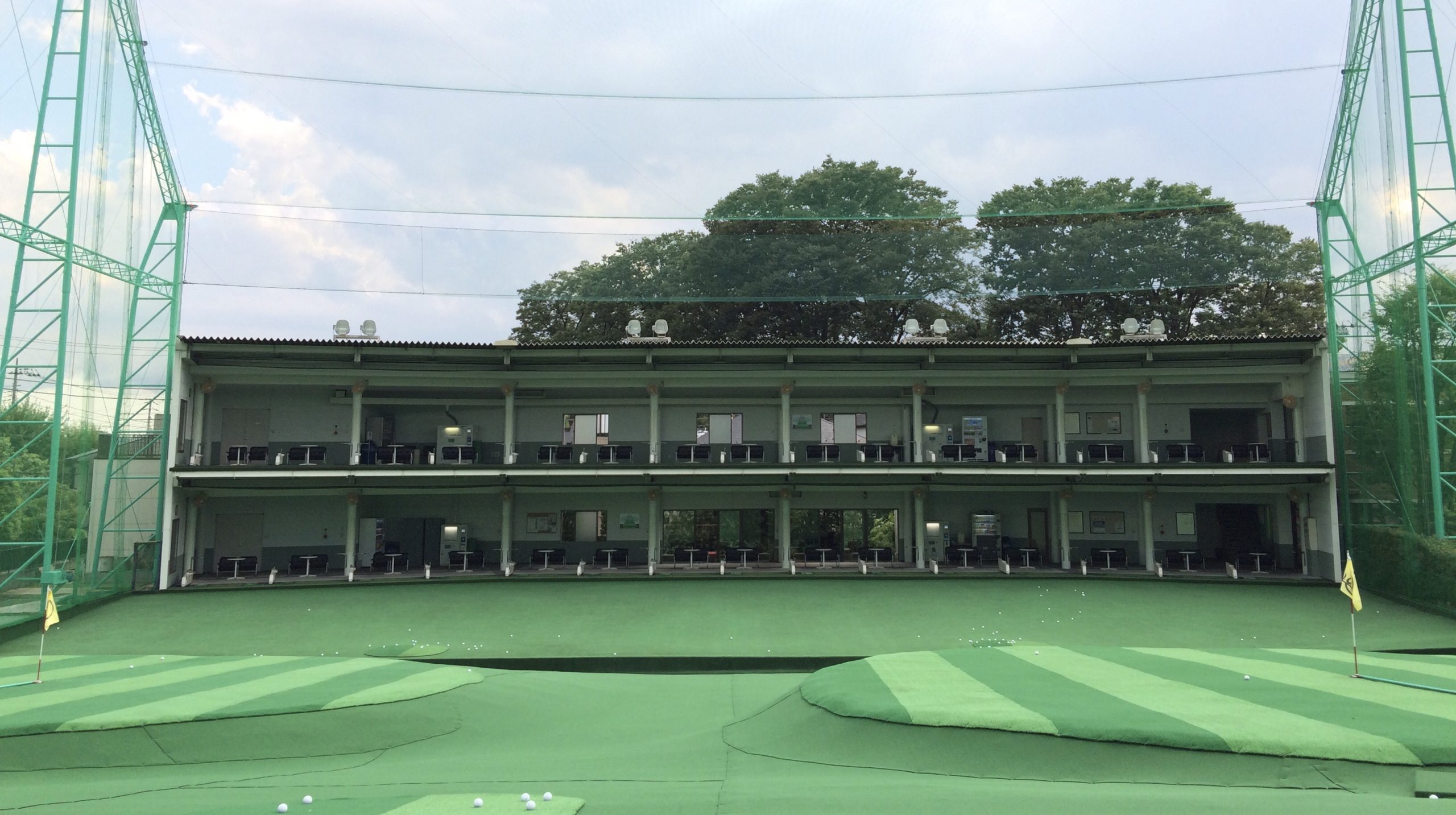 ニュー成城ゴルフセンターは世田谷通沿いにあり、わかりやすい
